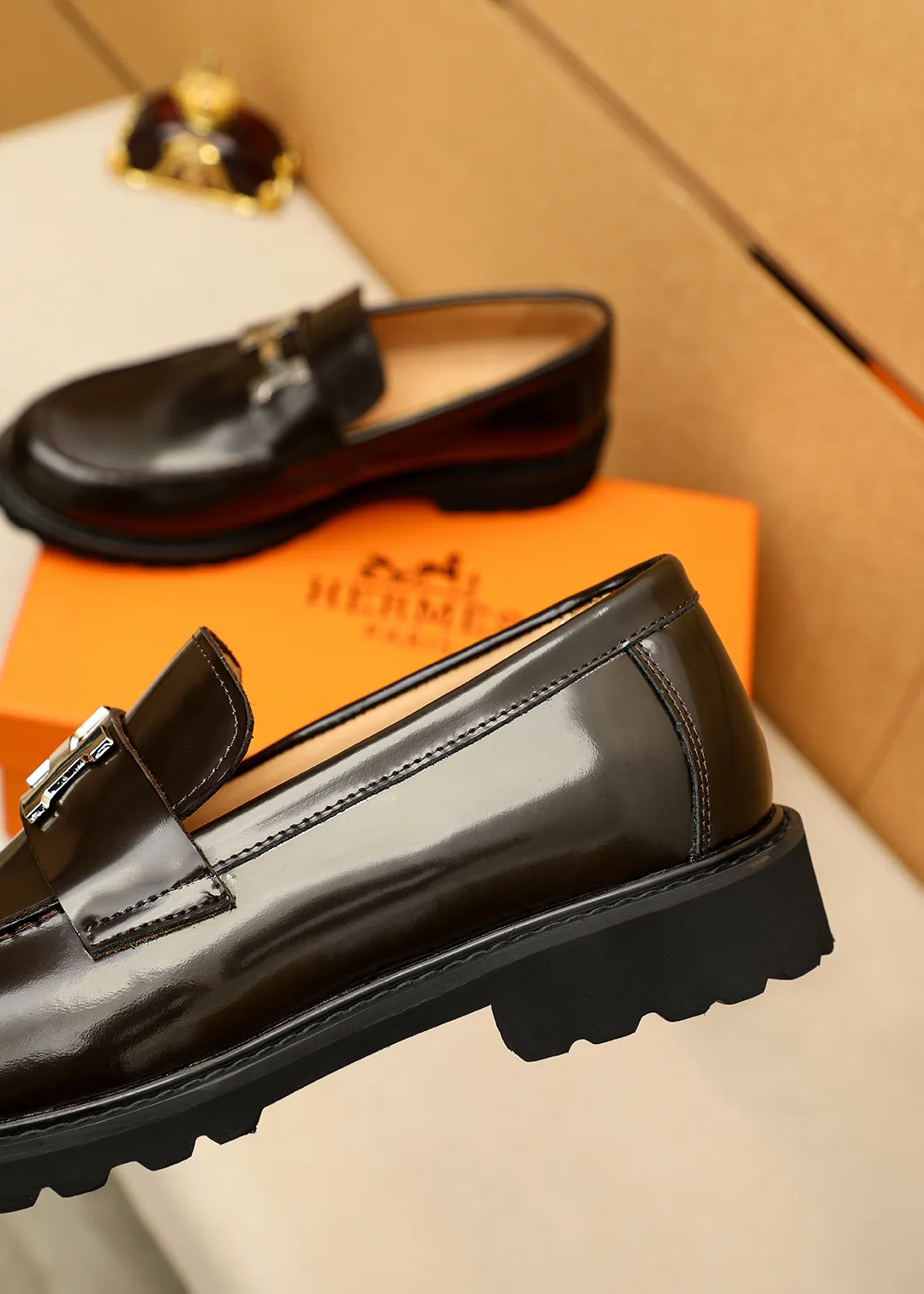 Men's shoes 💰460 💐 Product trademark: HERMES "Hermès" casual leather shoes Regular size: 38-44 (45.46🉑️customized) Product materials: Selected imported first-layer open-edge beaded cowhide leather upper + luxury hardware buckle, imported water-dyed 🐂 cowhide lining. Strong three-dimensional visual effect, original outsole Color: 4⃣️colors available